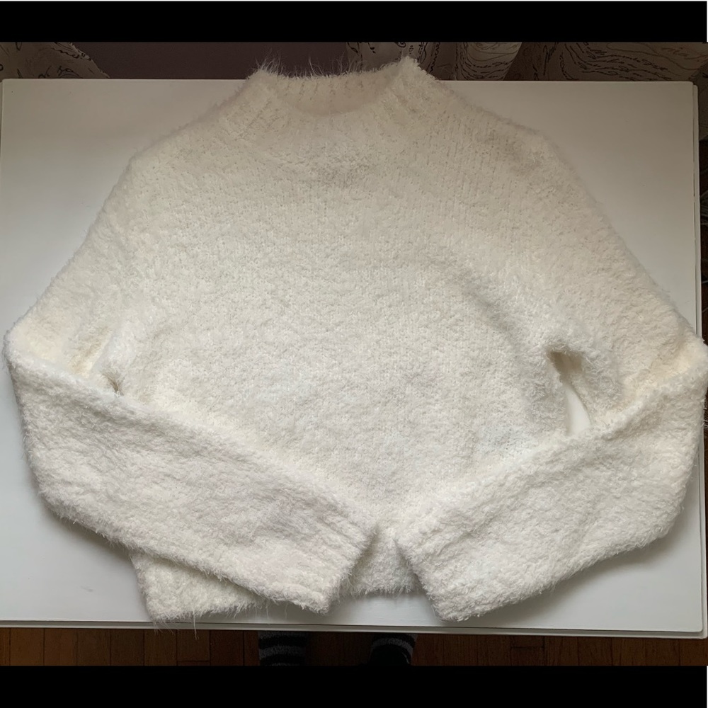 Fluffy White Mock Neck Cropped Sweater Size Medium 🐑